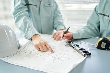 図面を確認しながら打ち合わせをする様子